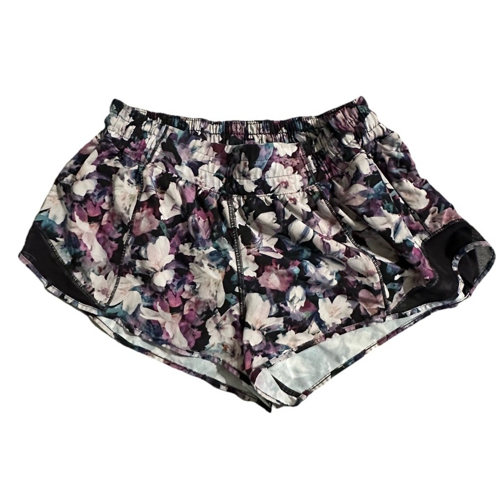 Lululemon Women's Hotty Hot 2.5" Shorts Size 8 Purple Multicolor